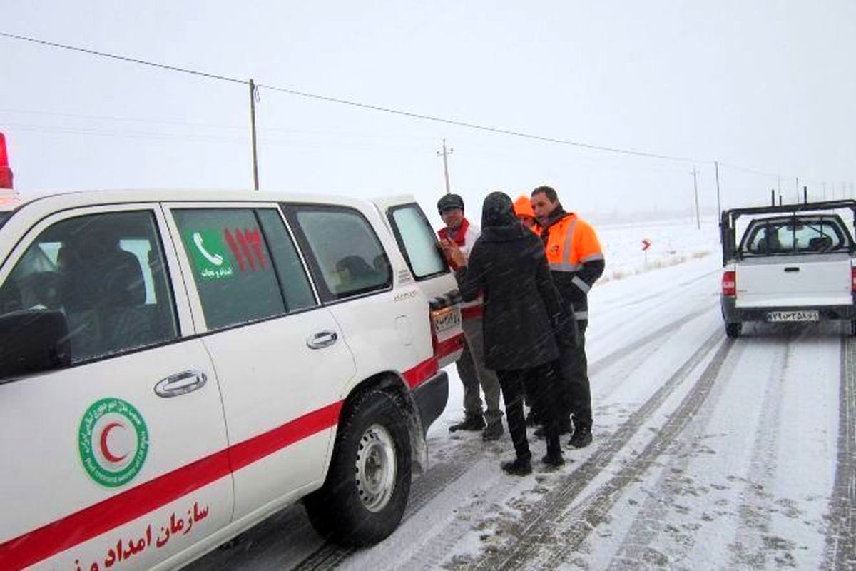 امدادرسانی به سرنشینان ۳۰۰ خودرو در جاده هراز