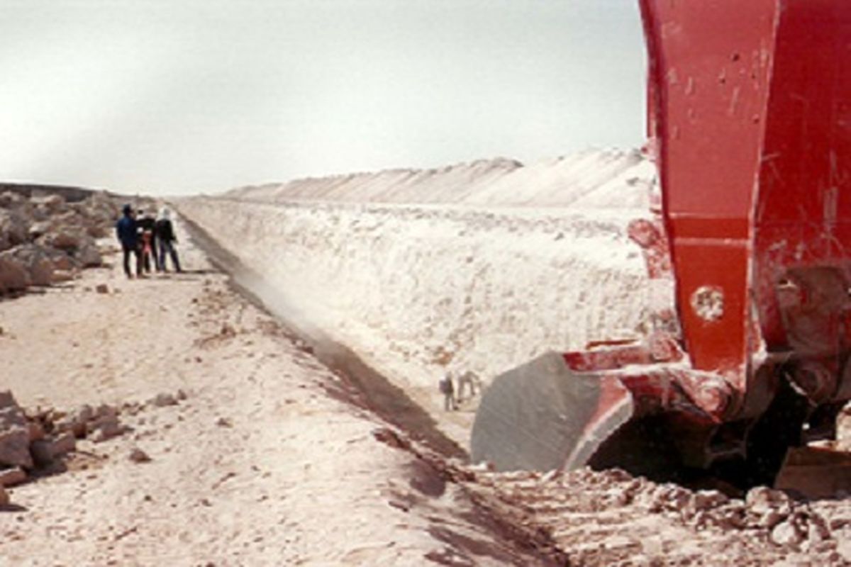 حفر خندق در اطراف کردستان