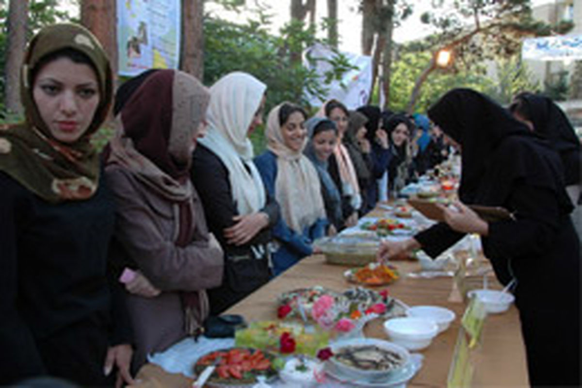 درآمد ۱۰۰ میلیون ریالی هلال احمر از فروش غذا جهت کمک به بیماران خاص