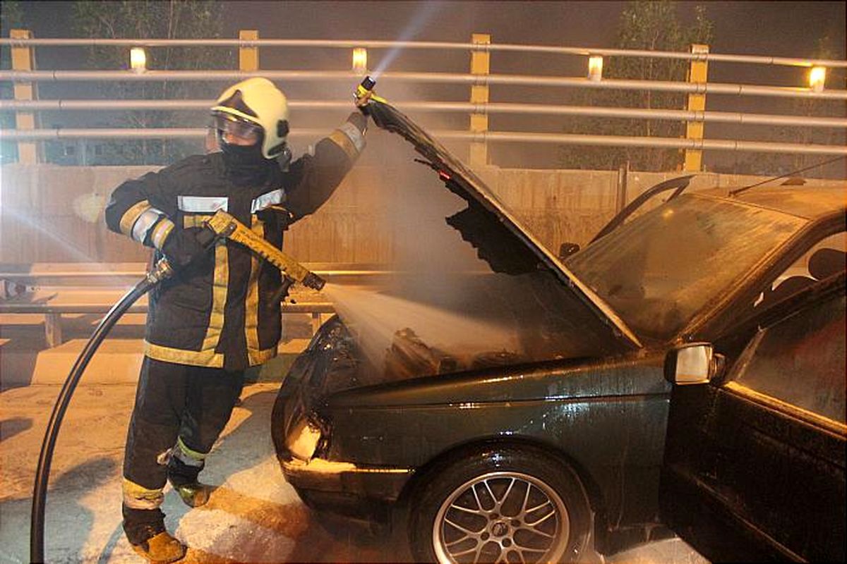 آتش سوزی خودروی پژو در شرق تهران