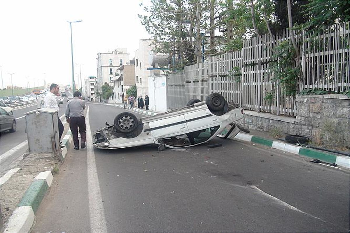 مصدومیت دو عابر بر اثر واژگونی خودرو