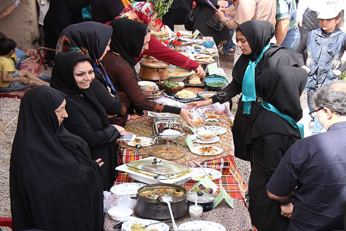 جشنواره  غذاهای محلی  در  خانه طاهری سمنان برگزار شد