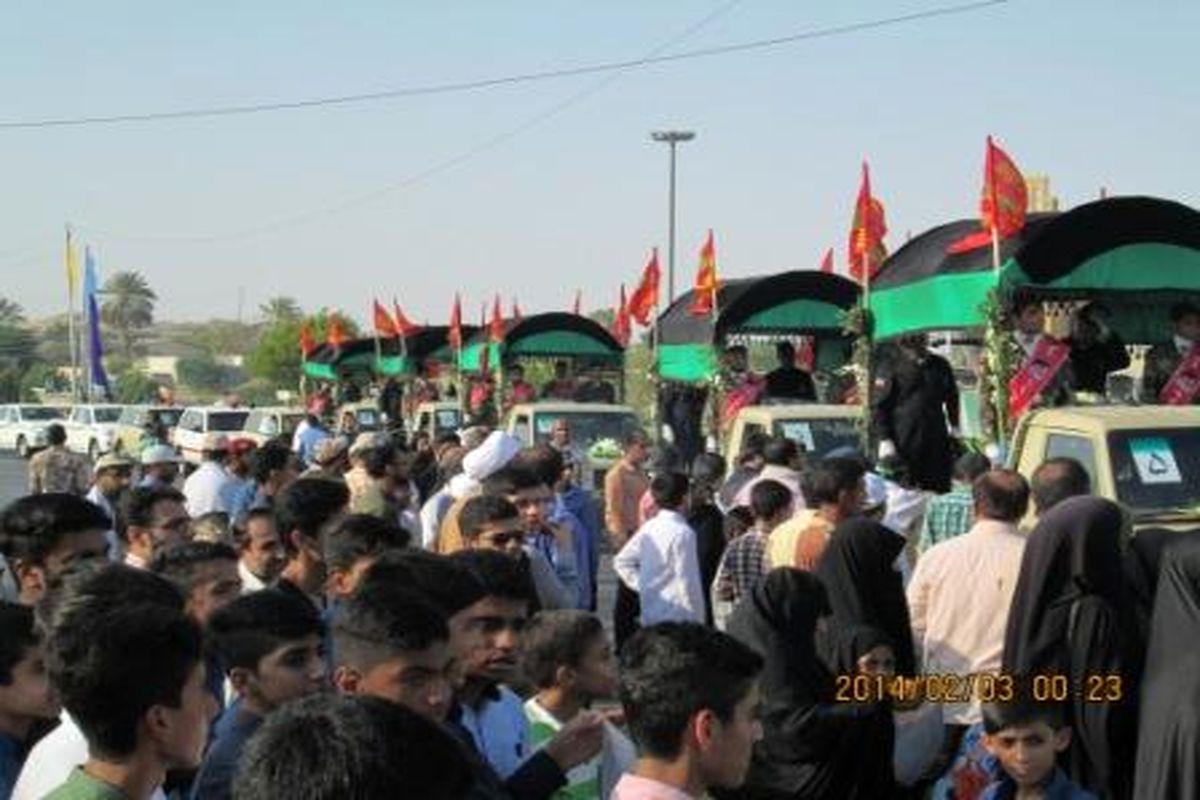 حضور دانش آموزان مددجوی کمیته امداد بندرعباس در مراسم تشییع پیکر پاک شهدای گمنام غواص