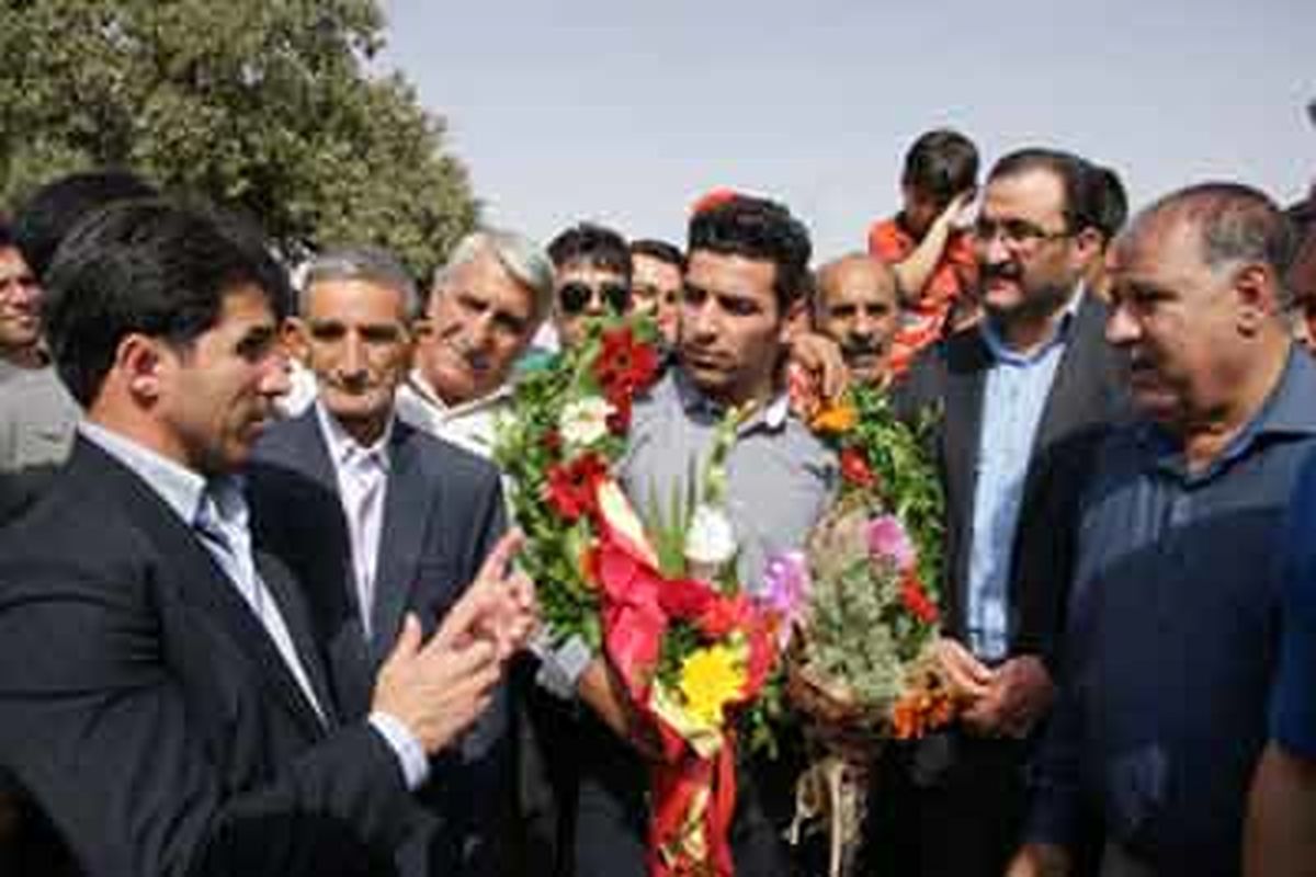 وزنه بردار طلایی ایلامی مورد استقبال مسئولین قرار گرفت