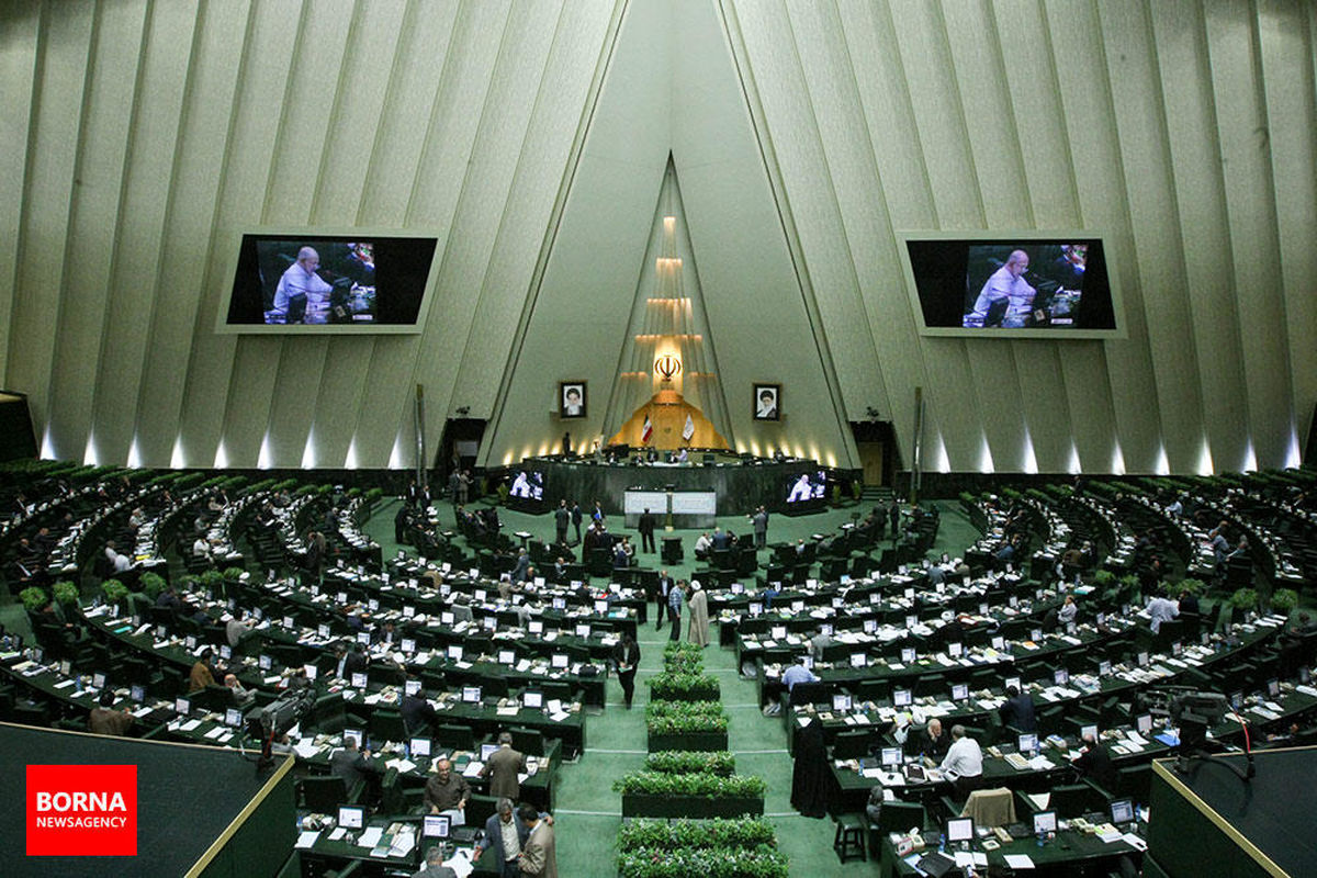 جمعی از کارگران خودروسازی در مقابل مجلس تجمع کردند