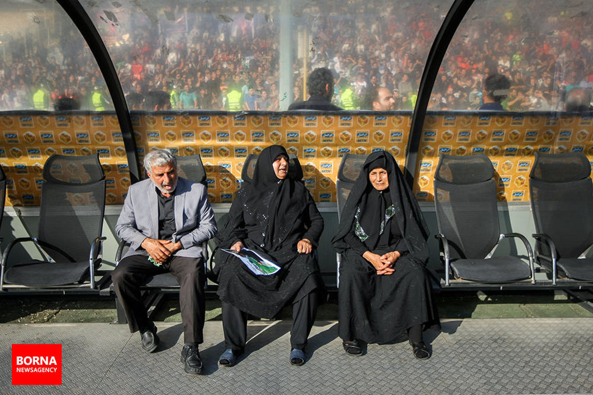 چشمان اشکبار پدر و مادر هادی در آخرین حضور کاپیتان در آزادی