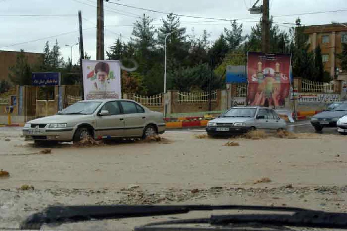 هنوز آمار دقیقی از میزان خسارت‌های رخ داده در دست نیست/ تخلیه نخاله ها در بالای کمربندی شهر ایلام کار اشتباهی بوده است