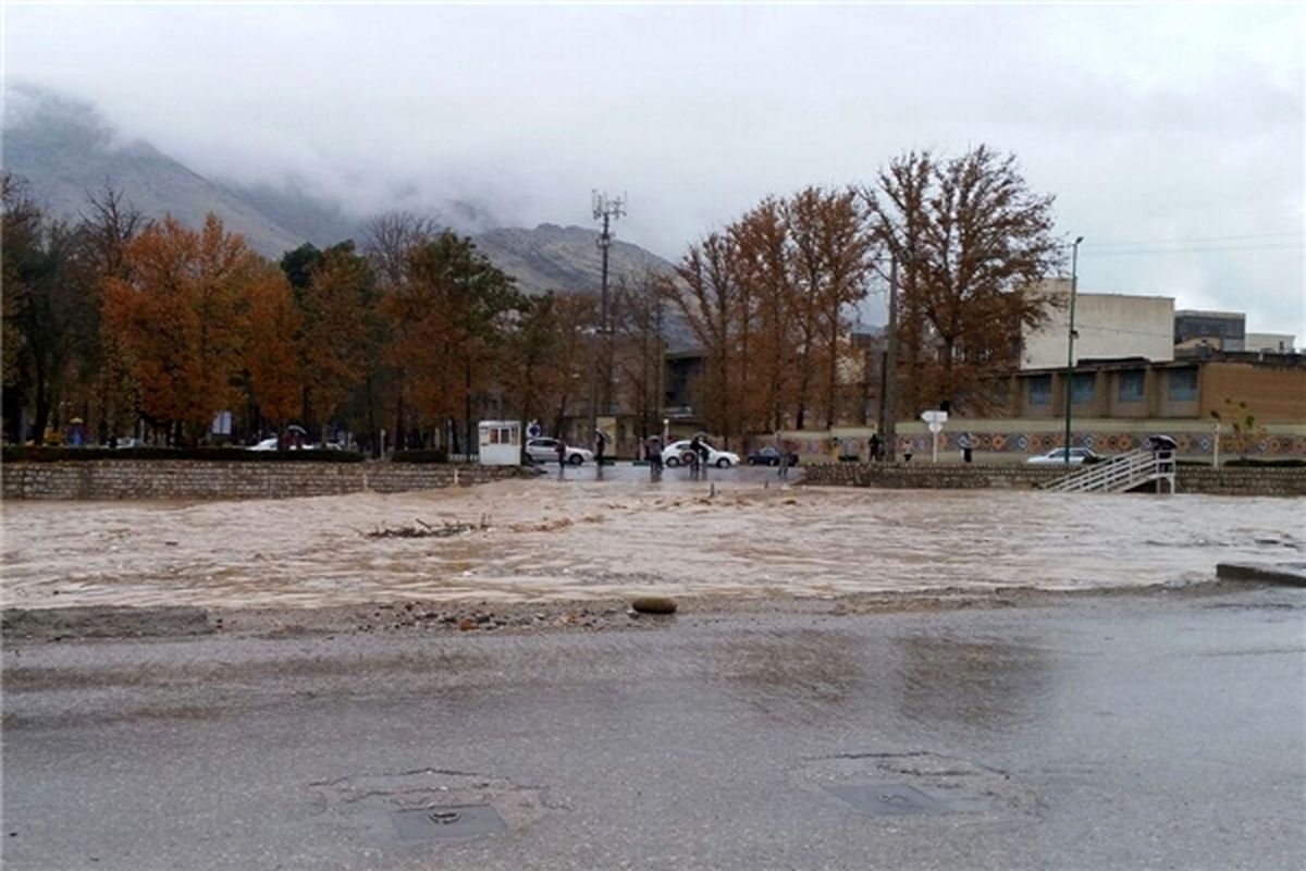 بارش باران راه ارتباطی بیش از ۳۰ روستادر لرستان  قطع ‌کرد