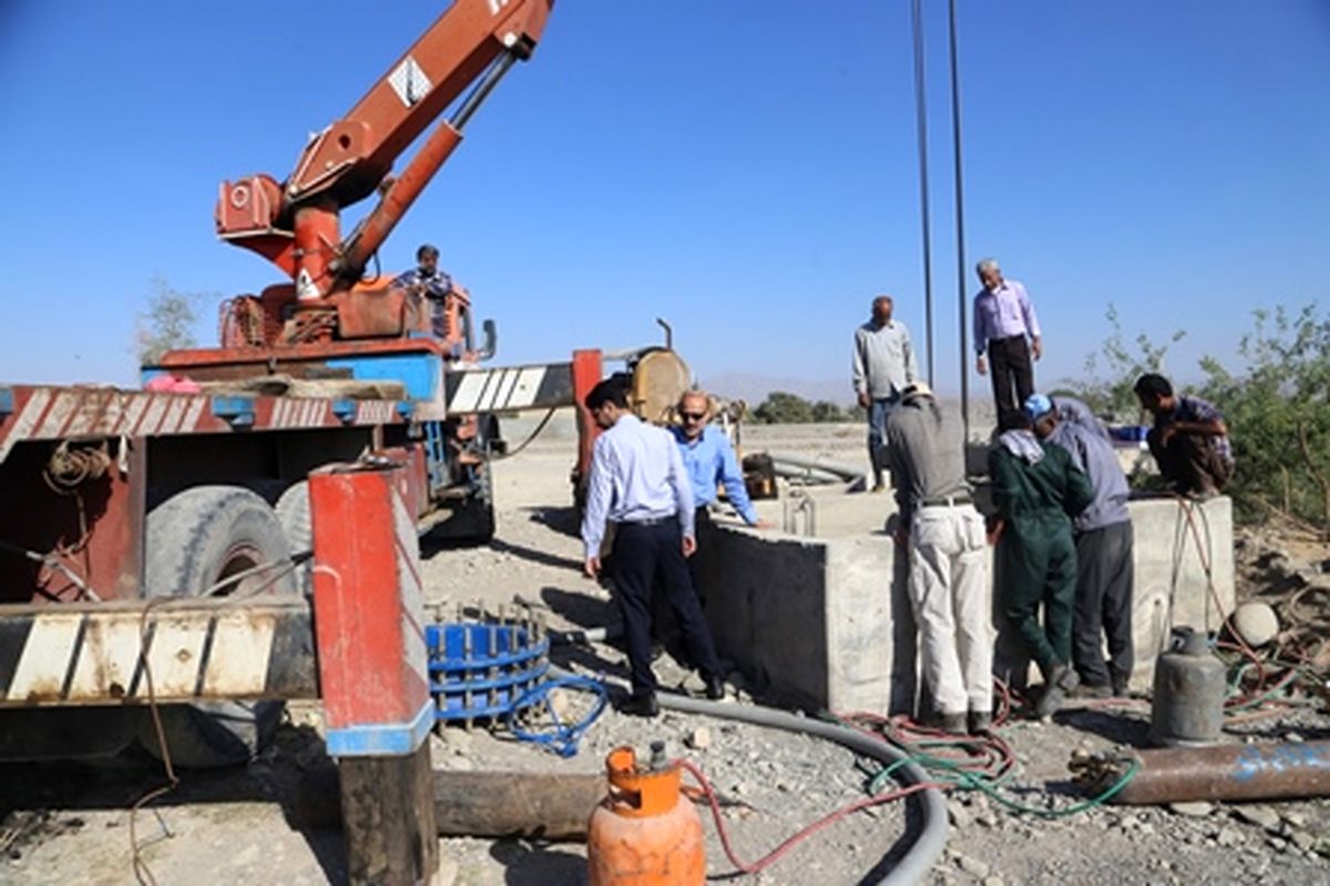 نشتی خط انتقال آب از میناب به بندرعباس در مسیر روستای چاه شیرین میناب برطرف شد