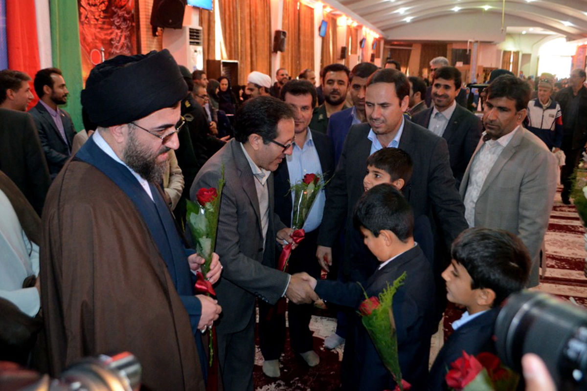 امام جمعه لارستان: دهه فجر ماندگارترین حادثه در تاریخ ایران برای رهایی از وابستگی است