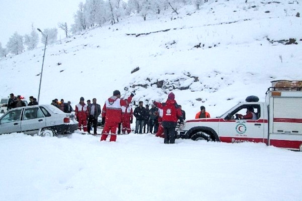 نجات مادر باردار گرفتار برف در همدان