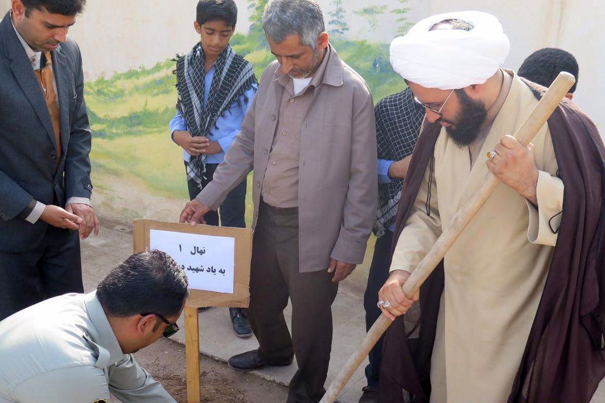 در اولین روز از هفته منابع طبیعی بوستان مدافع حرم درجزیره ابوموسی نامگذاری شد