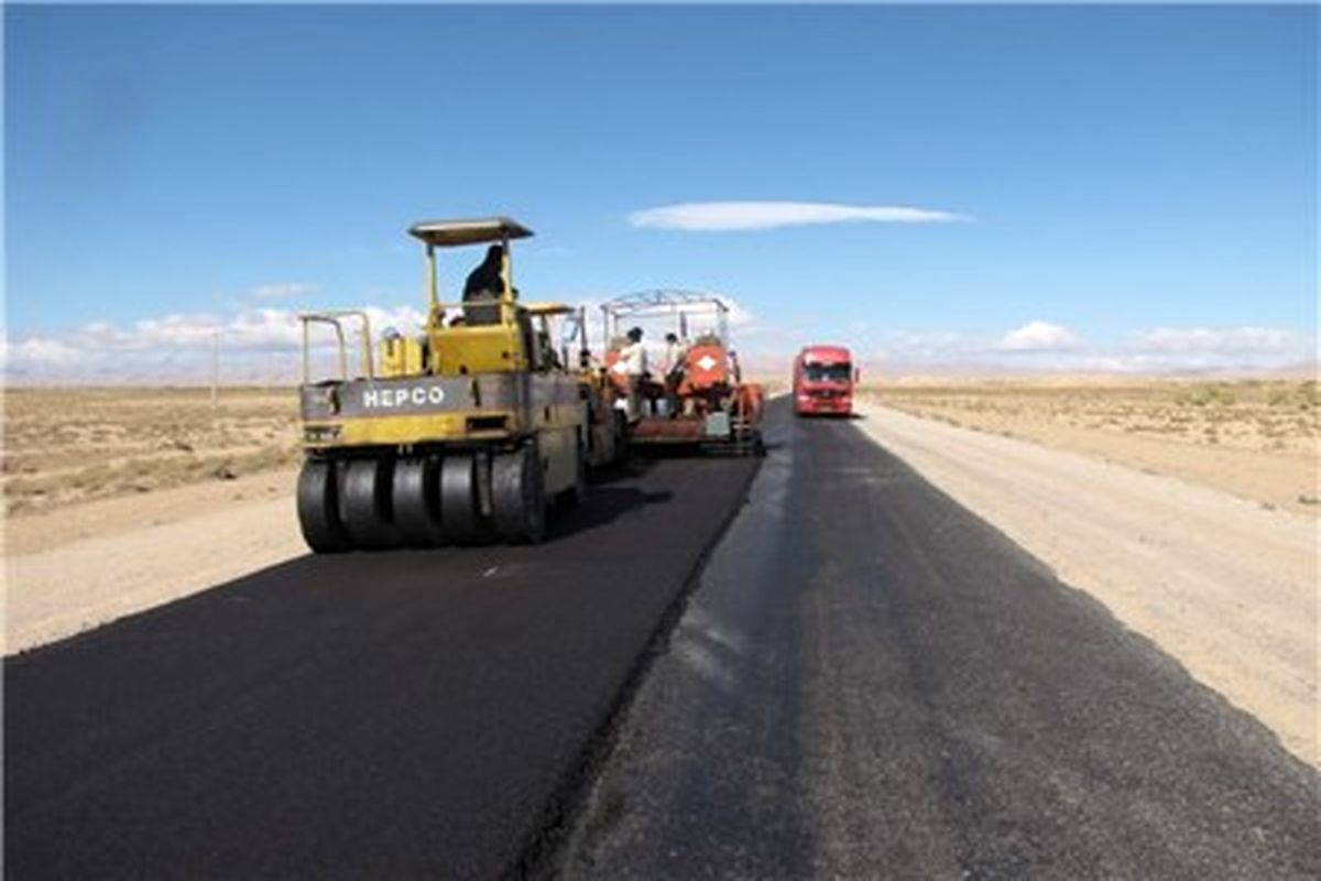 ۲۹ کیلومتر روکش آسفالت در محورهای روستایی فاروج در حال انجام است