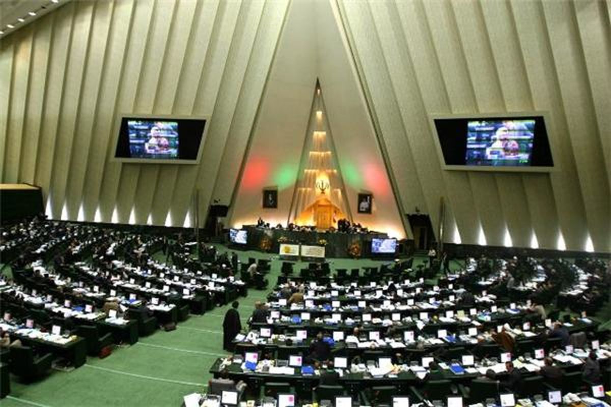 نماینده مردم محلات در مجلس :زوایای قراردادهای نفتی روشن نیست