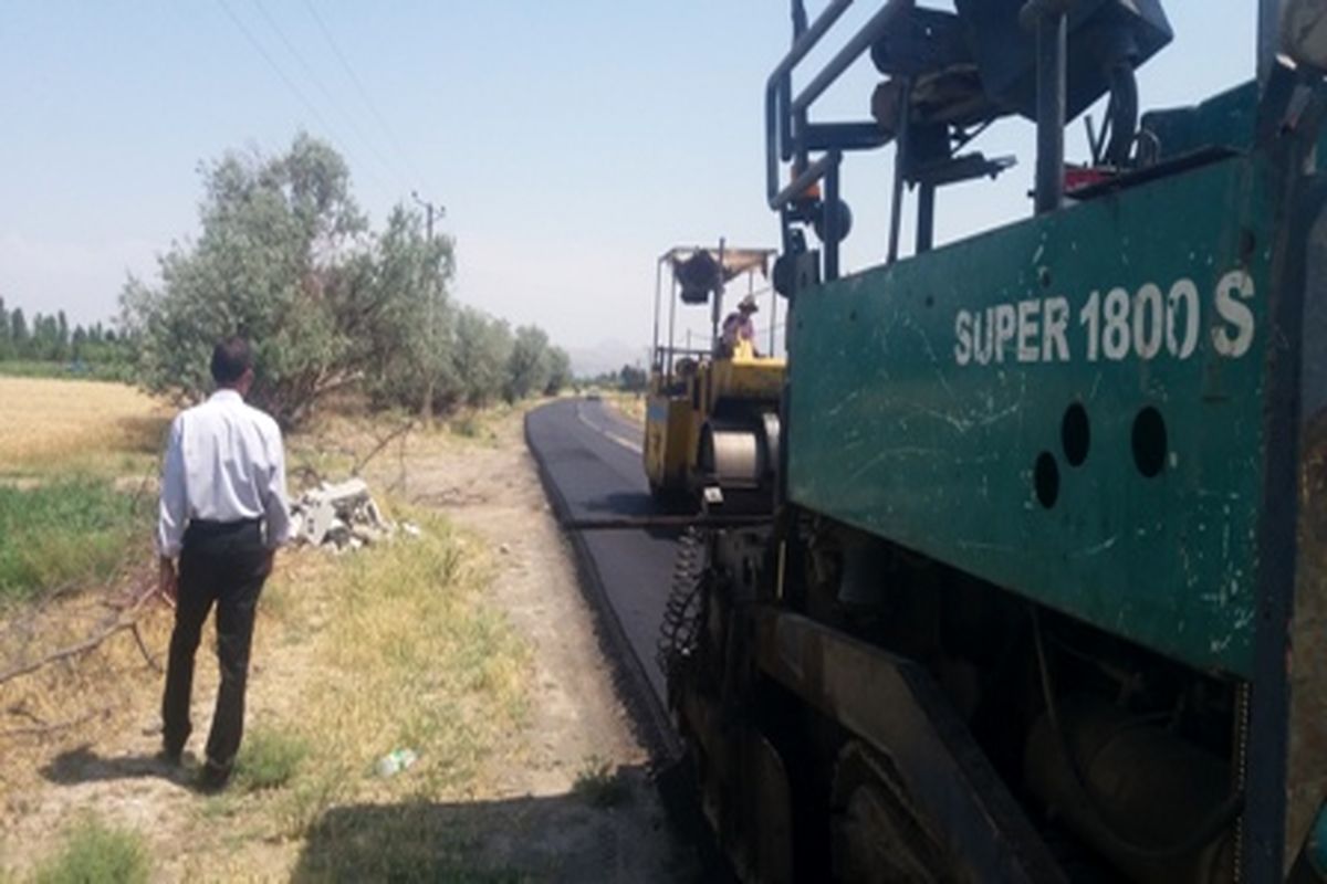 عملیات روکش راه روستایی رازیان عجب شیر آغاز شد