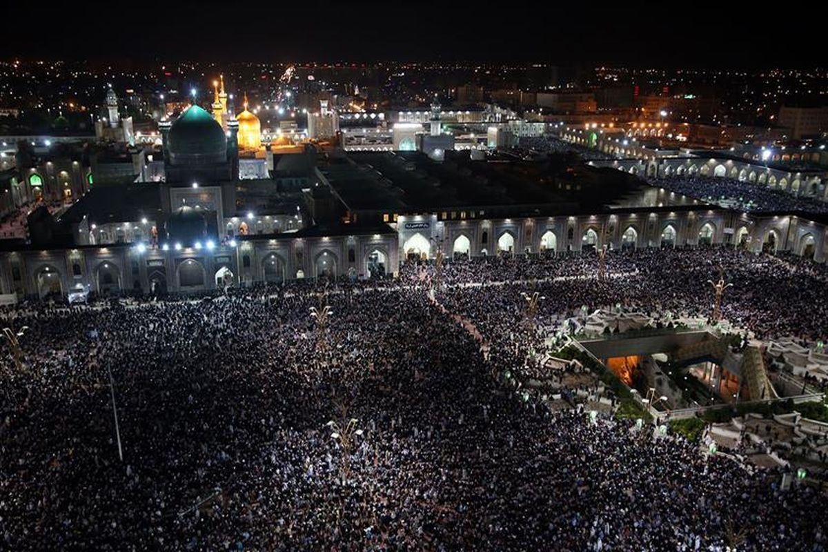 آسمان بارانی شب بیست و یکم در جوار بارگاه امام هشتم(ع)