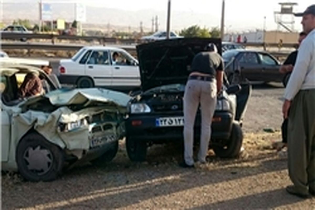 برخورد وانت پیکان و پراید حادثه ساز شد