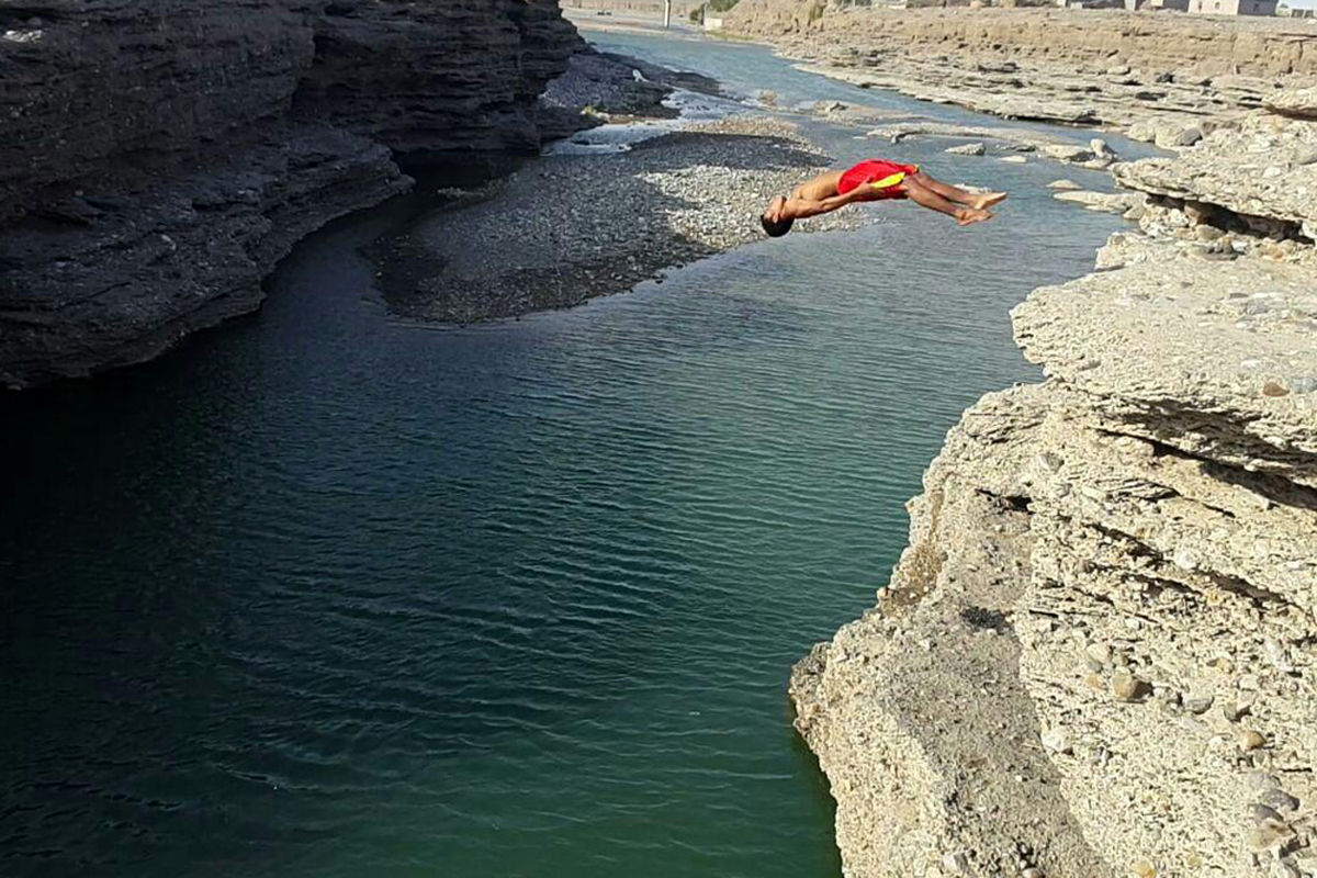 مسابقات شیرجه از صخره در شهرستان دلگان