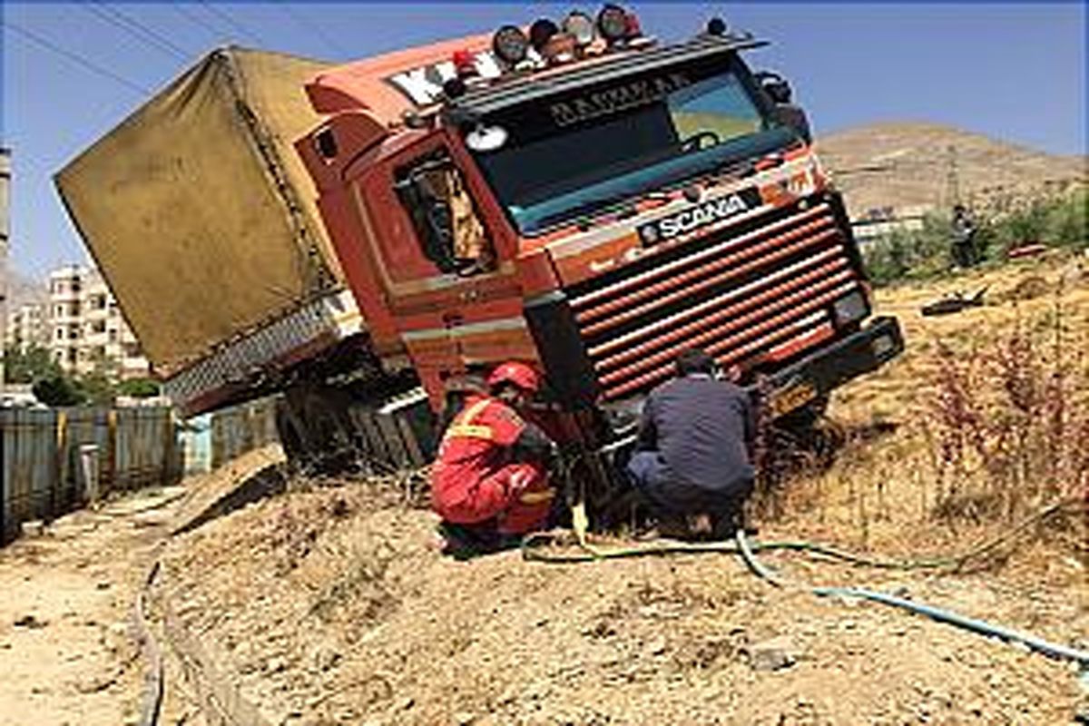 واژگونی خودرو تریلی در غرب تهران