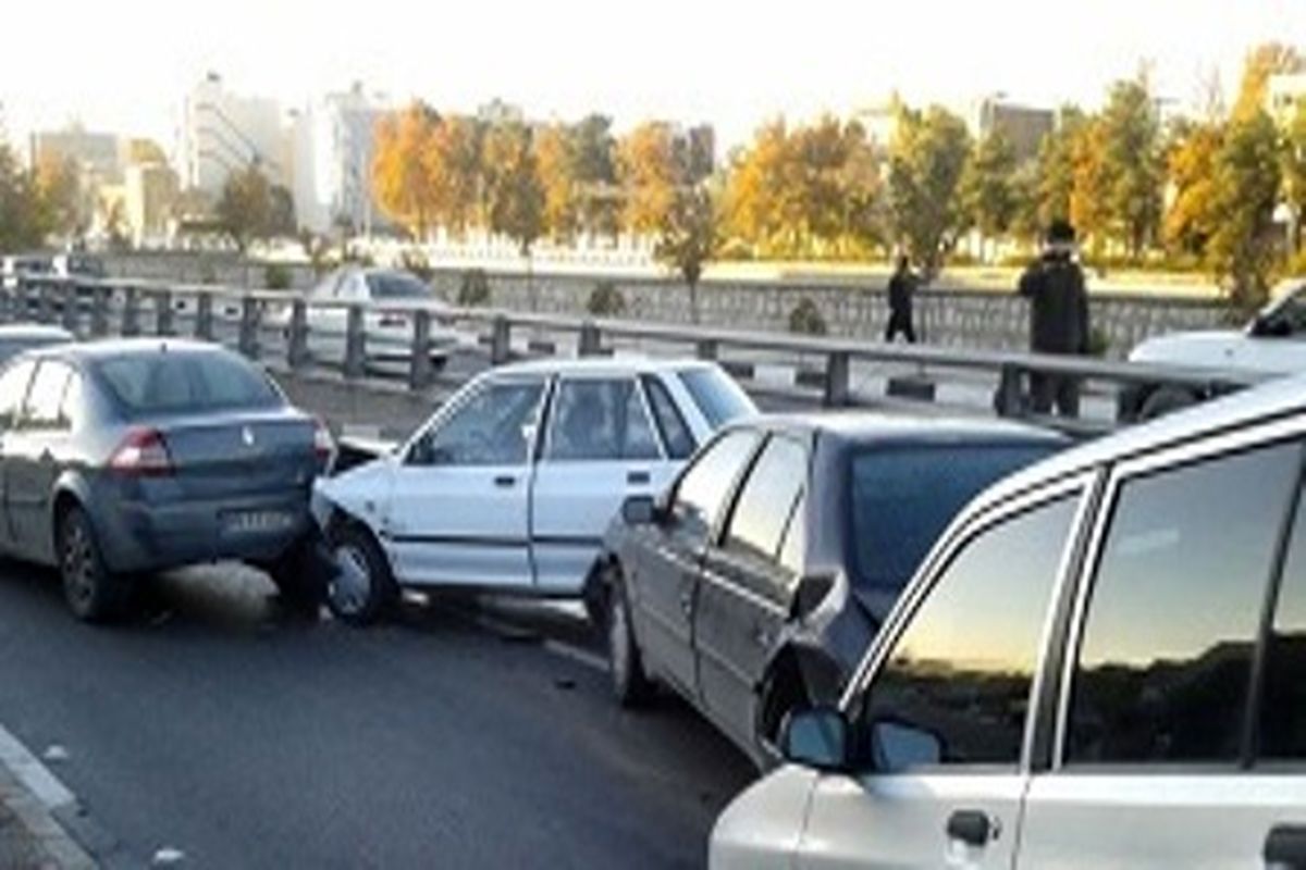 تصادف زنجیره ای ۱۰ خودرو در بزرگراه آزادگان