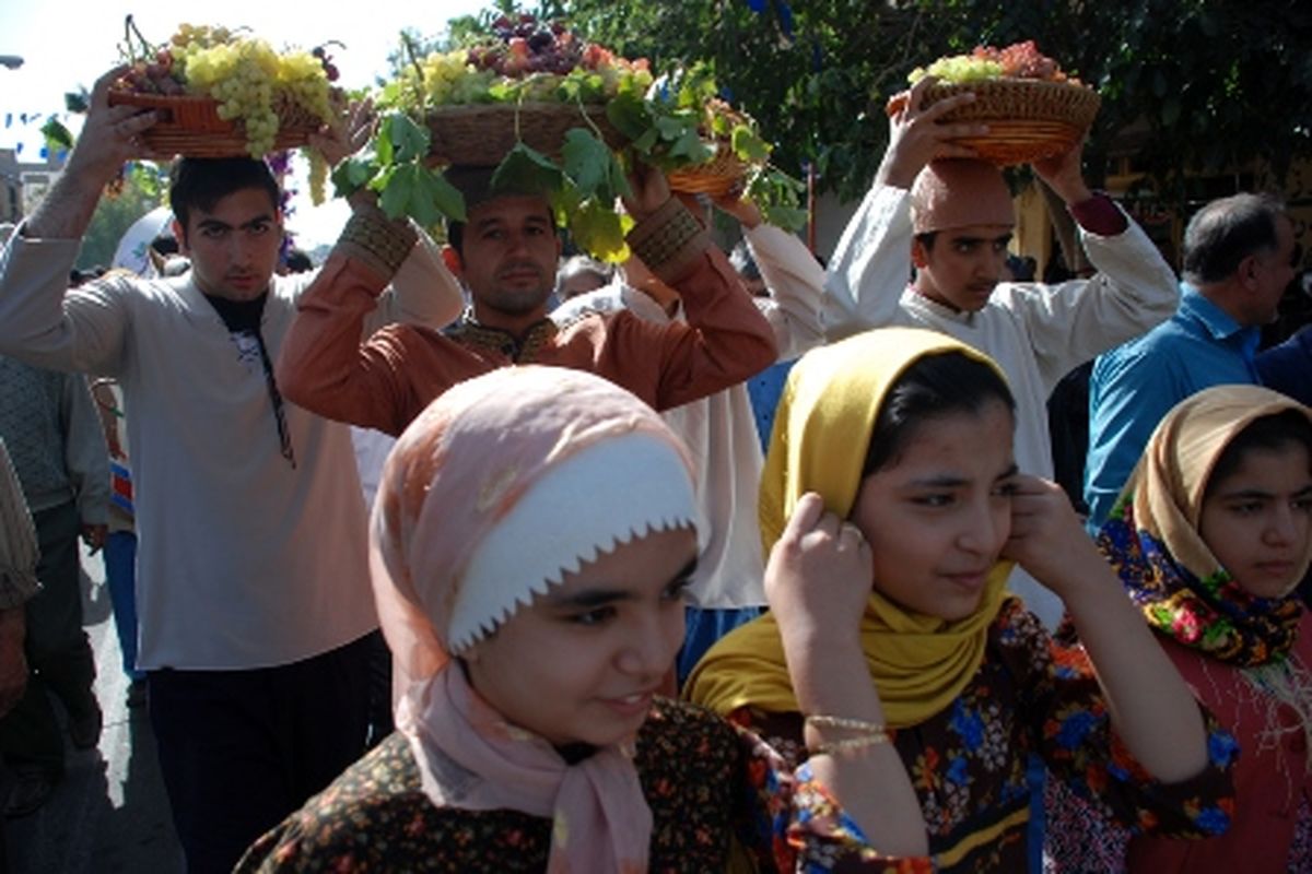 از هنرمندان فعال در جشنواره ملی انگور تاکستان تقدیر شد