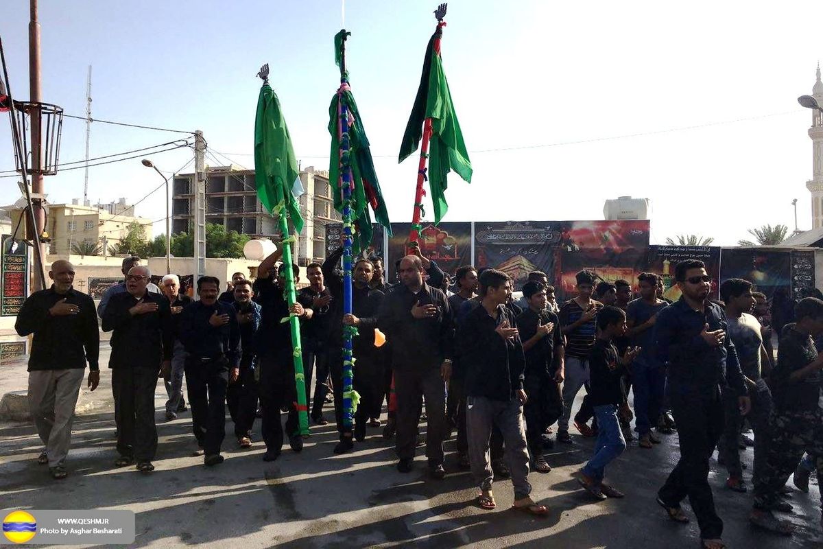 انتقال علم شمشیری از قشم تا روستای حمیری/طنین ندای یا حسین عزاداران بر فراز جزیره