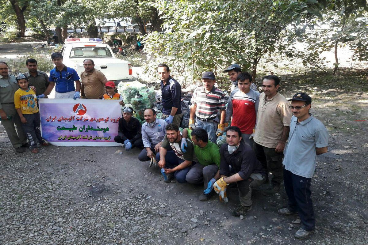 طبیعت دوستان شهرستان گرمه و جاجرم بخشی از پارک جنگلی گلستان را پاک سازی کردند