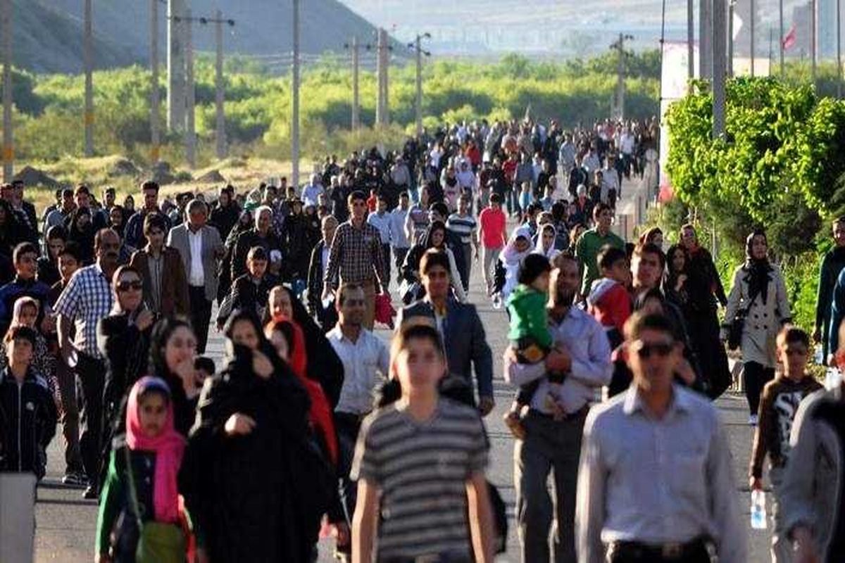 همایش پیاده روی خانوادگی به مناسبت هفته دفاع مقدس در دهلران برگزار شد