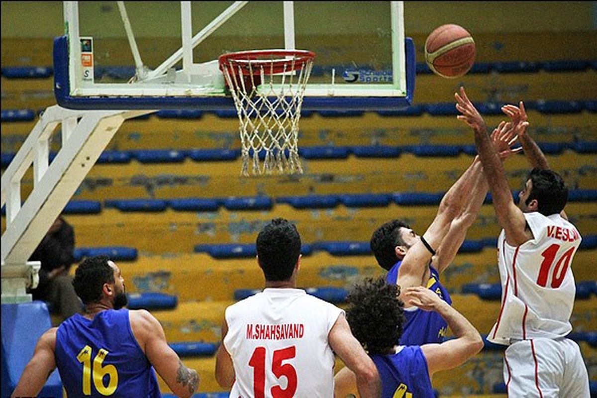 مدعی قهرمانی در خانه پیروز شد/ نفت آبادان در صدر ماند