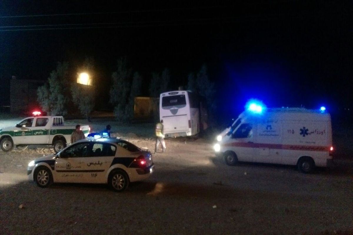 انحراف اتوبوس در اتوبان قم - تهران ۱۴ مجروح بر جای گذاشت