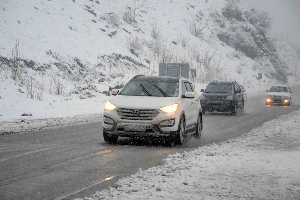 بارش برف و باران در چندین محور مواصلاتی