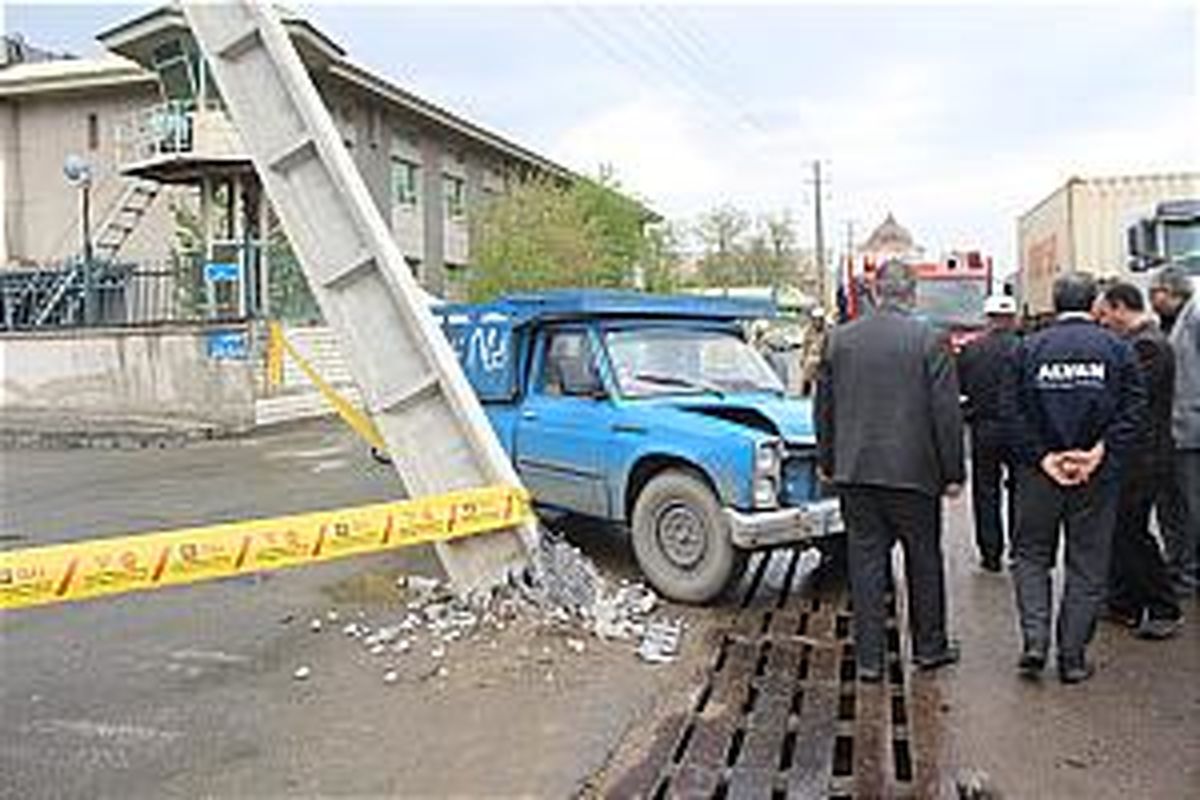 برخورد نیسان با تیر چراغ برق حادثه آفرین شد