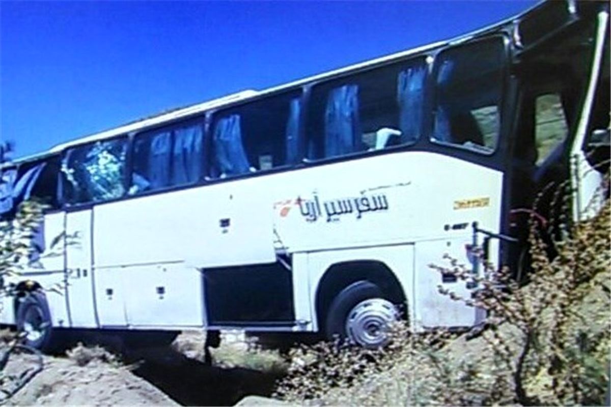 انحراف اتوبوس از جاده ۲۵ مصدوم برجای گذاشت