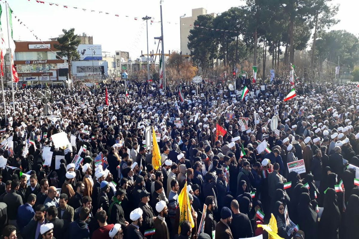 راهپیمایی مردم قم در واکنش به اغتشاشات اخیر برگزار شد