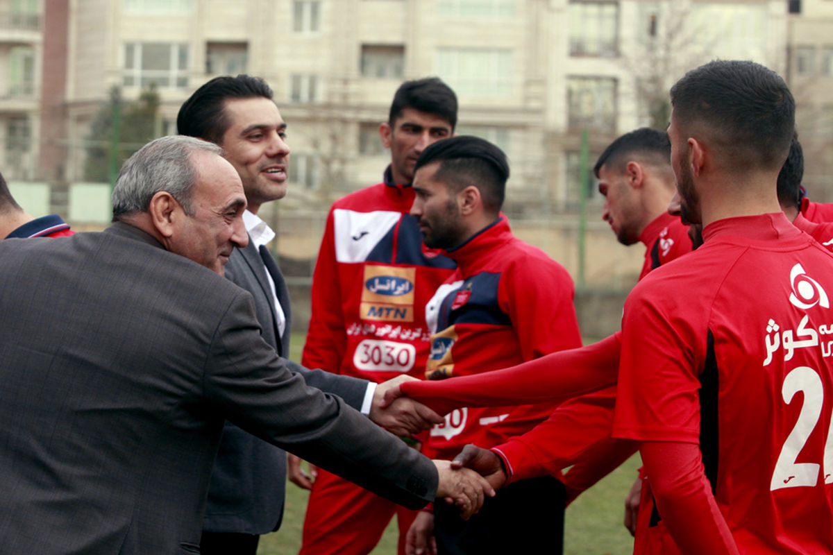 سرخپوشان راهی فرودگاه شدند/ جشن تولد رسن در تمرین پرسپولیس+ عکس