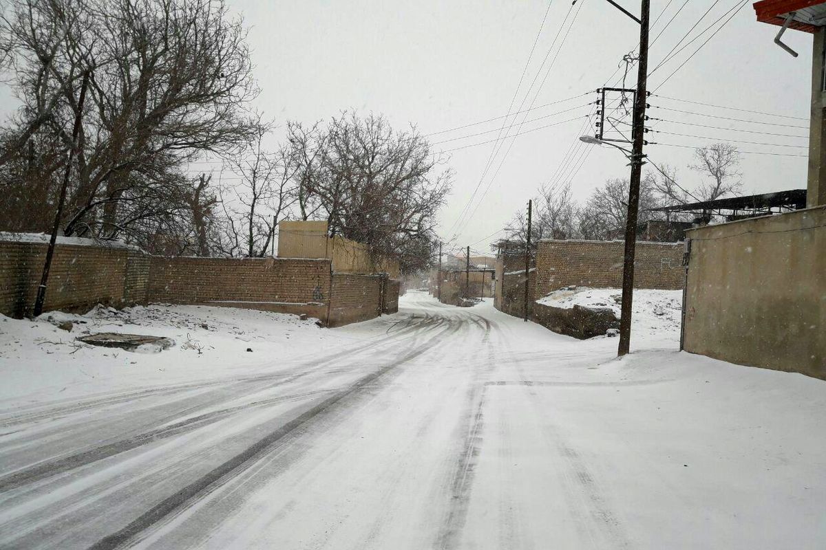 بارش برف و باران در قم/تعطیلی مدارس کرمجگان