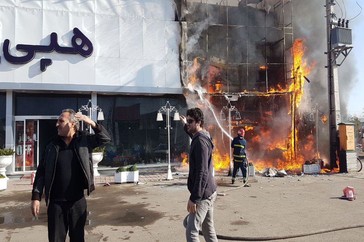 آتش سوزی یکی از شعبات فروشگاه بزرگ هپی لند در جاده ی رشت - انزلی