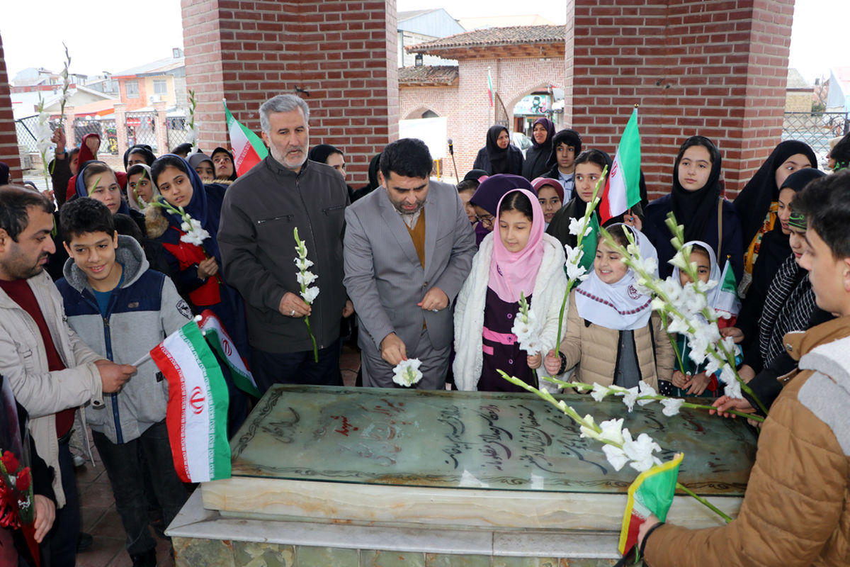 گلزار شهدای سلیمانداراب رشت گلباران دستان کودکان شد