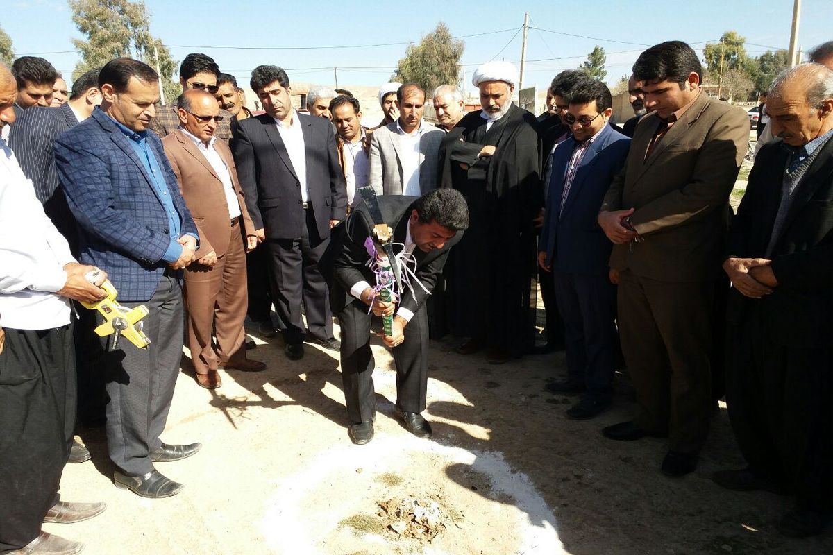 کلنگ ساختمان کتابخانه عمومی روستای چشمه ماهی در بخش هلیلان شهرستان چرداول به زمین زده شد