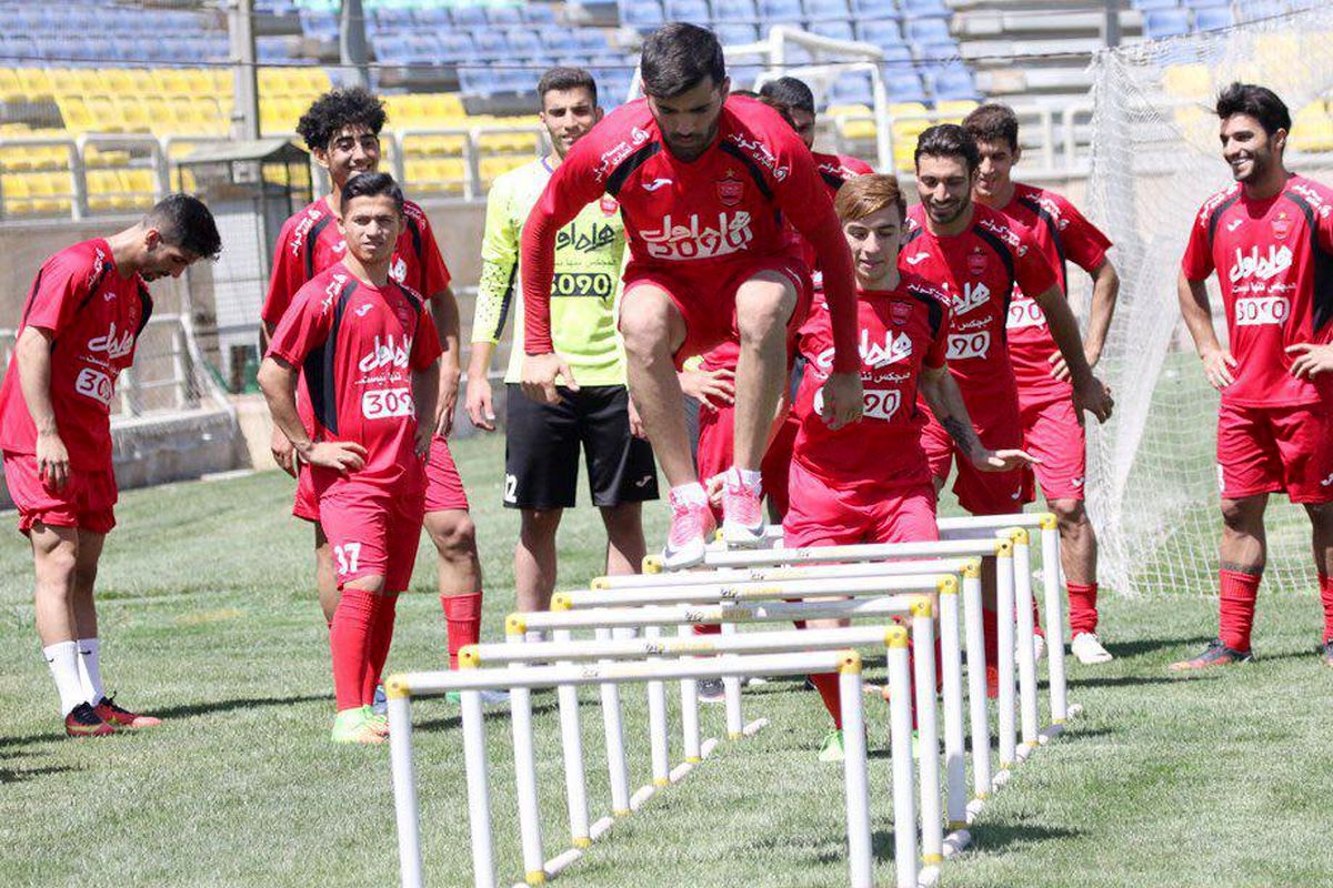 ستاره فیلم فجر در کنار پیشکسوتان باشگاه درتمرین پرسپولیس+عکس