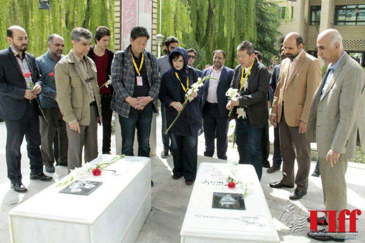 ادای احترام مهمانان جشنواره جهانی فیلم فجر به شهدای دفاع مقدس