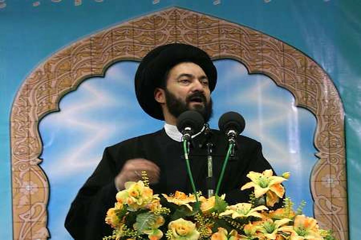 امام جمعه ای که بوسیدن دستش را ممنوع کرد