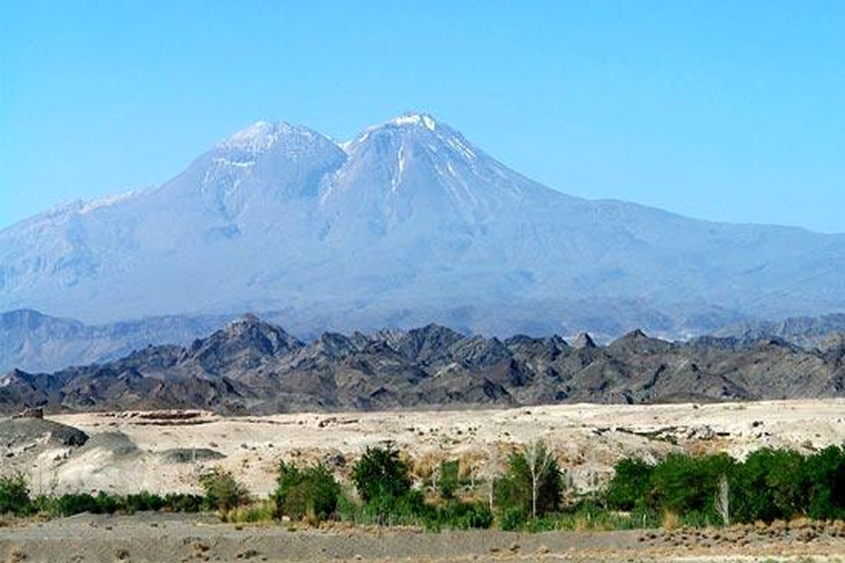 صعود کارگران سراسر ایران به قله ۴۰۵۰ متری تفتان