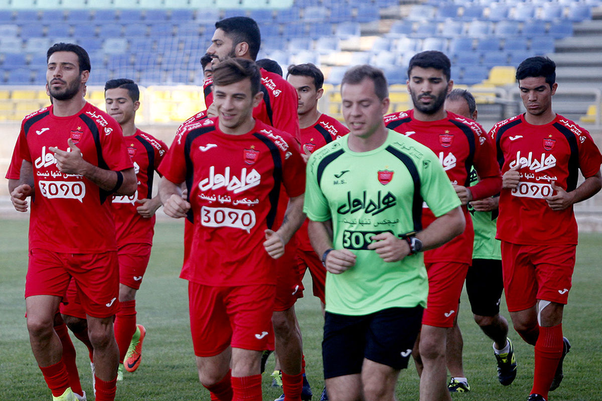 بازیکنان مدارس فوتبال در تمرین پرسپولیس