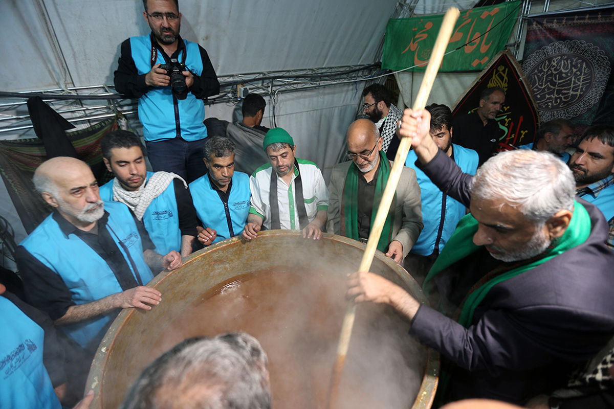 طبخ و توزیع ۳۰ هزار کاسه سمنو در موکب مسجد مقدس جمکران