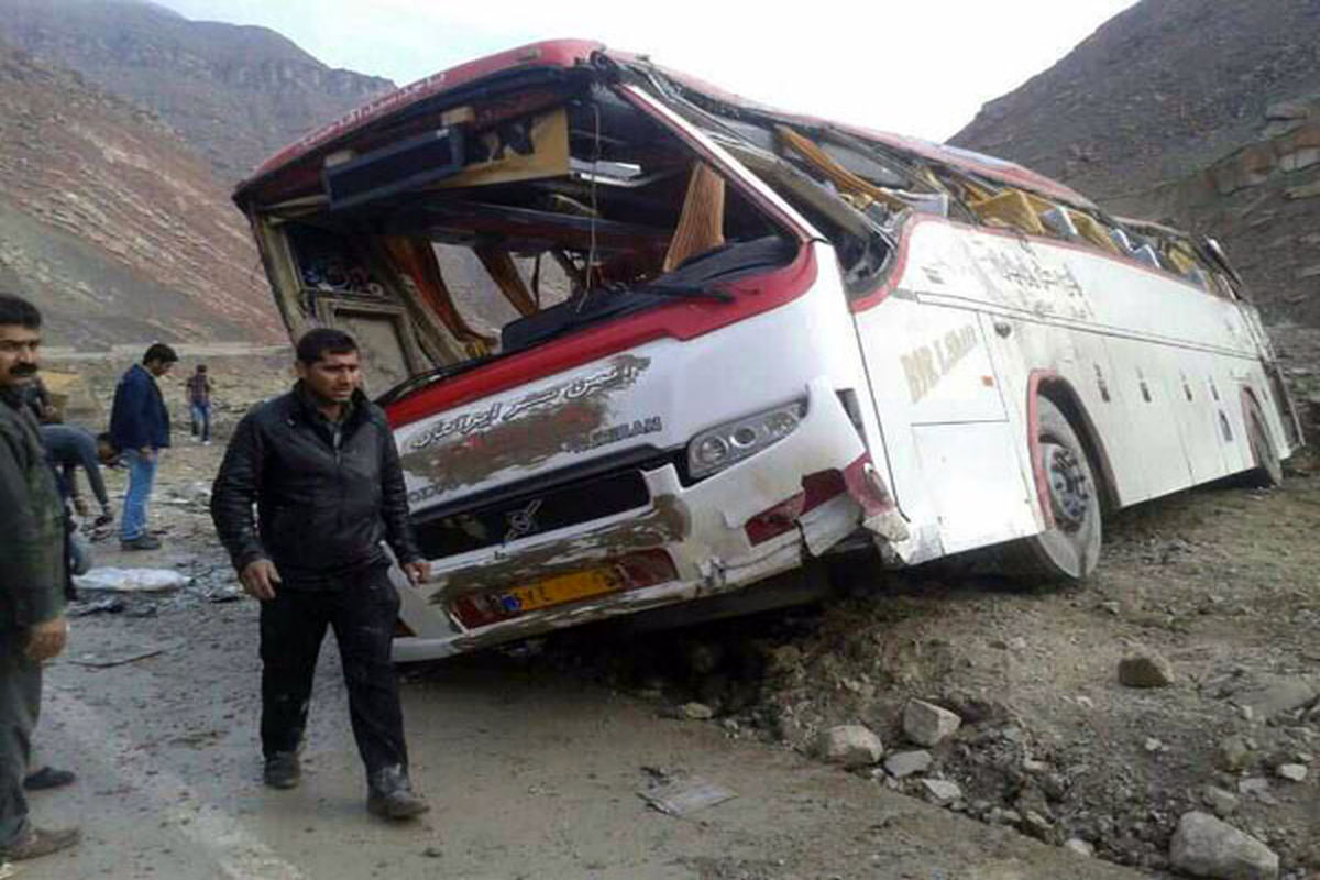 خروج اتوبوس از جاده در محور اراک-قم یک کشته برجای گذاشت