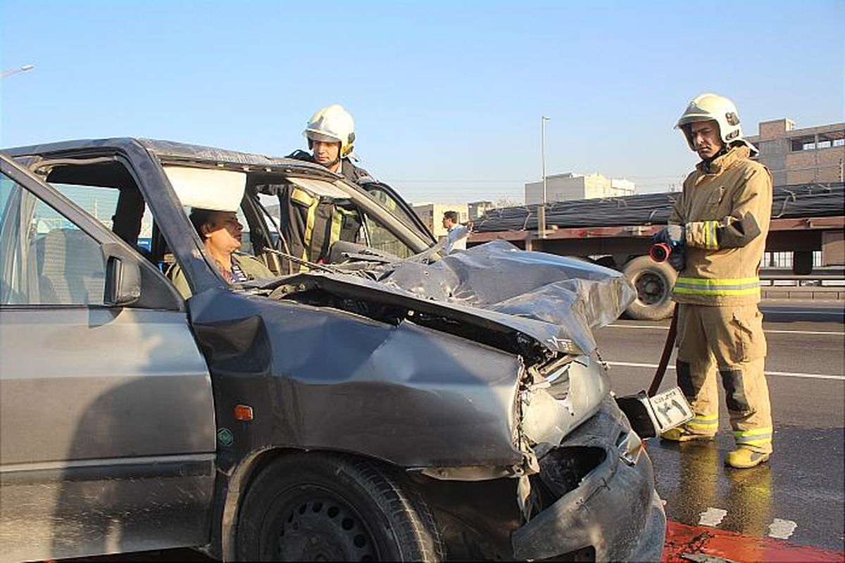 مصدومیت ۱۰ نفر در حادثه برخورد ۲ دستگاه خودرو پراید