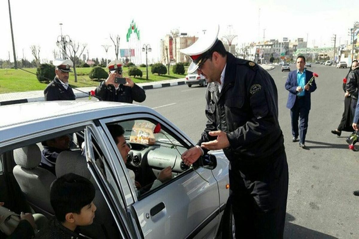 استقبال از مسافران نوروزی با شاخه‌های گل