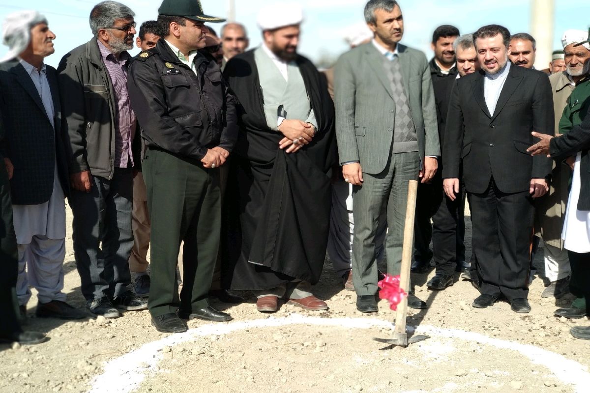 کلنگ احداث زمین چمن مصنوعی روستای چرک شهرستان نیمروز زده شد