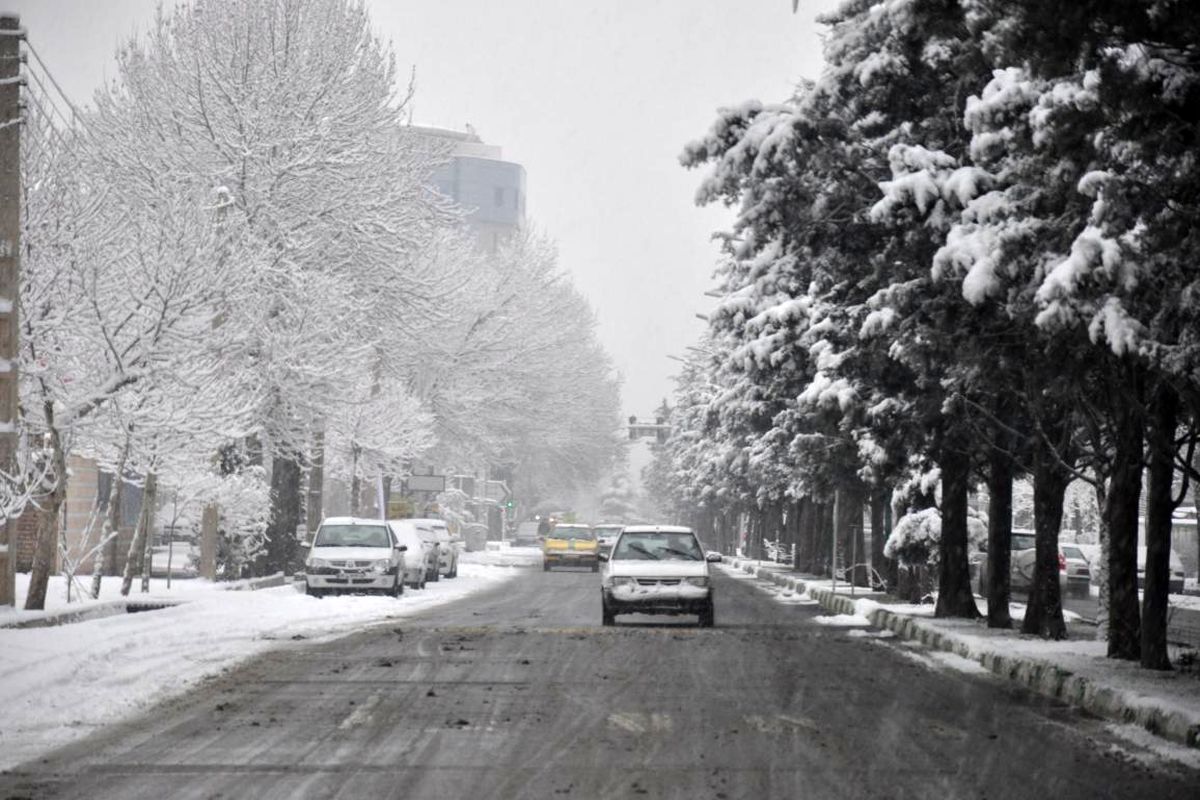 بارش برف در جاده های ارومیه جریان دارد